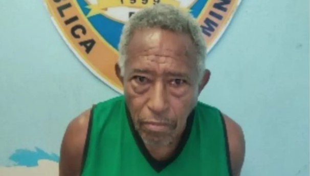 Policía Nacional apresa hombre en La Vega con pertrechos militares y chaleco con insignias de la DNCD