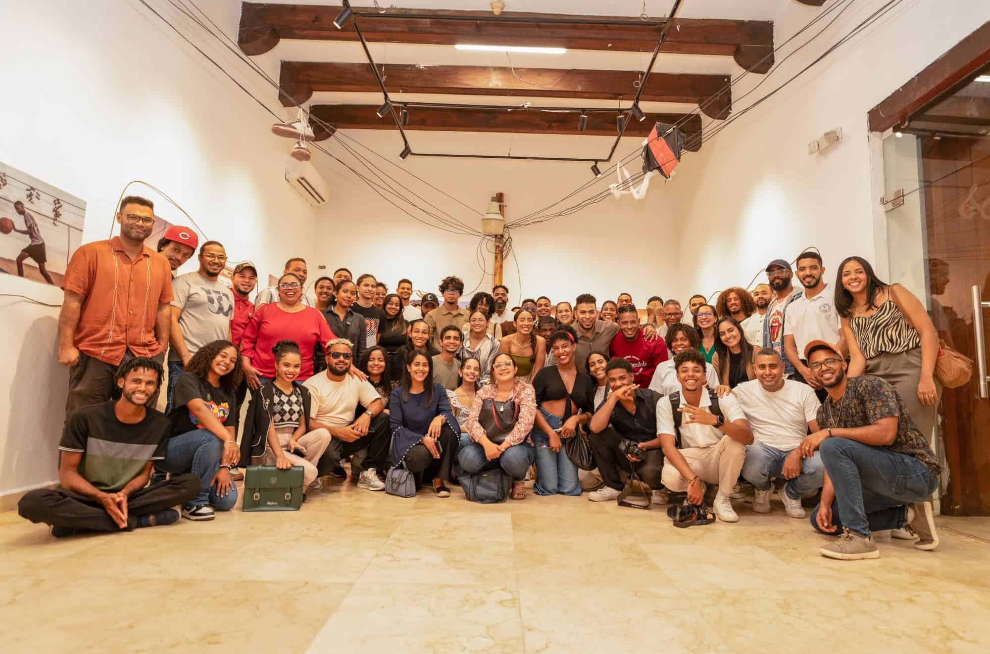 Visitantes en la exposición Postales del más acá.