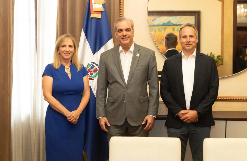 Presidente Abinader se reúne con representantes de Amazon