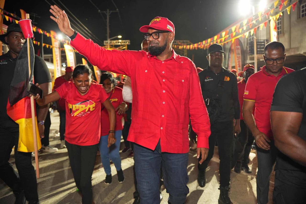 Presidente de Guyana asume 2do mandato en medio de transformación del país por riqueza petrolera