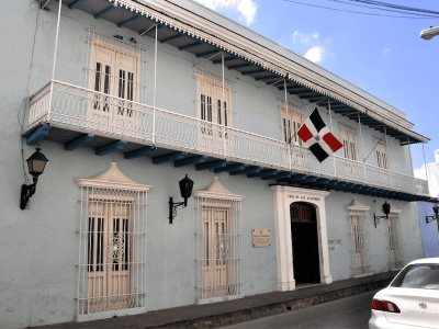 Sillones vacíos en la Academia Dominicana de la Lengua