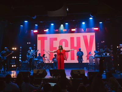 Techy triunfa con su música, humor y emociones en Santo Domingo