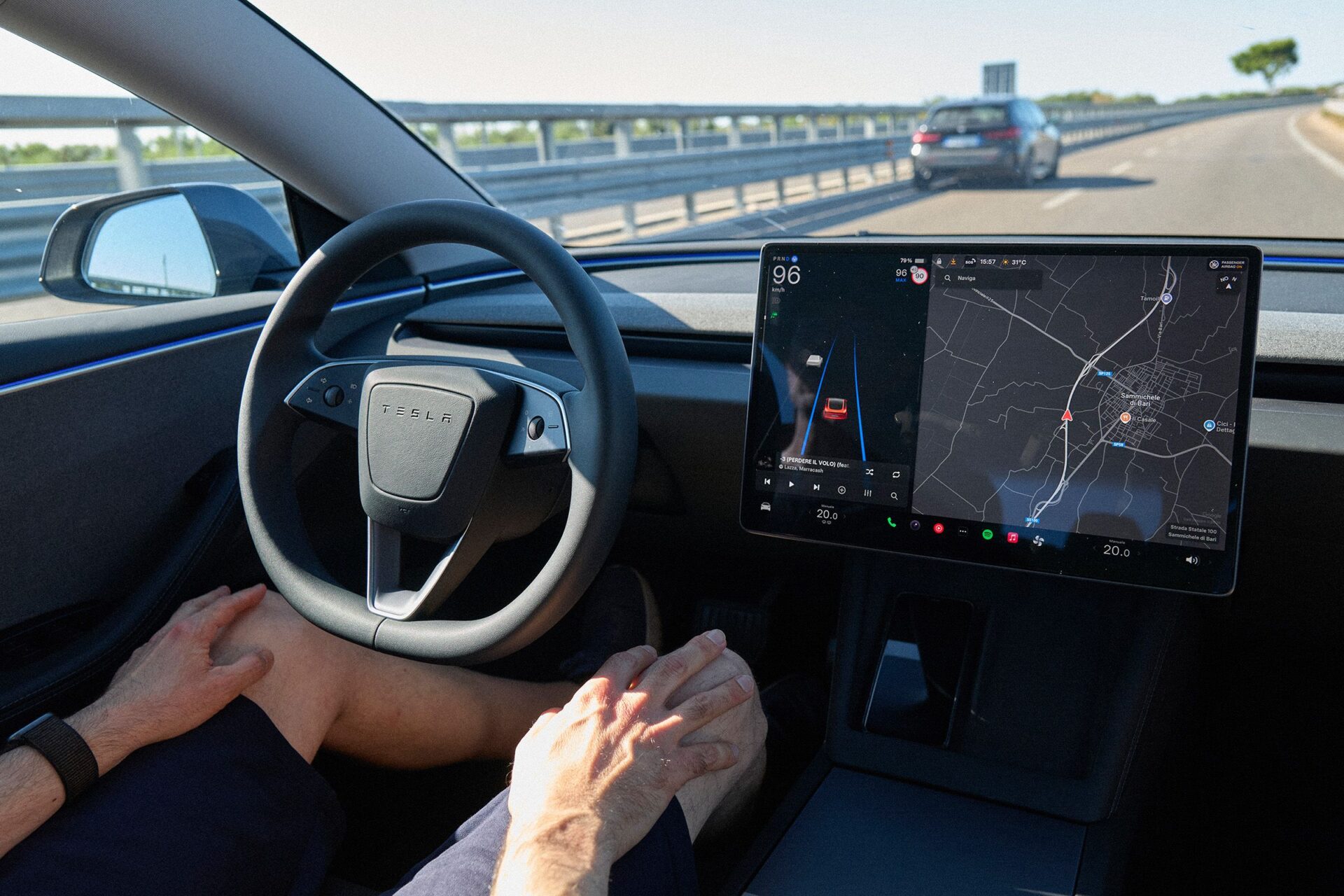 Tesla anima a los conductores con sueño a usar su conducción autónoma total (podría salir muy mal)