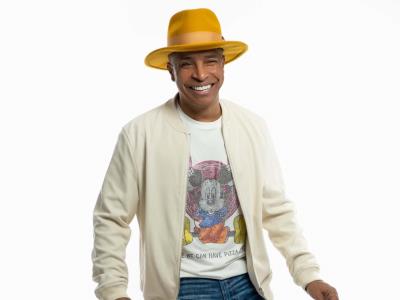 Tony Bravo estrena videoclip “Mares de agua de coco”