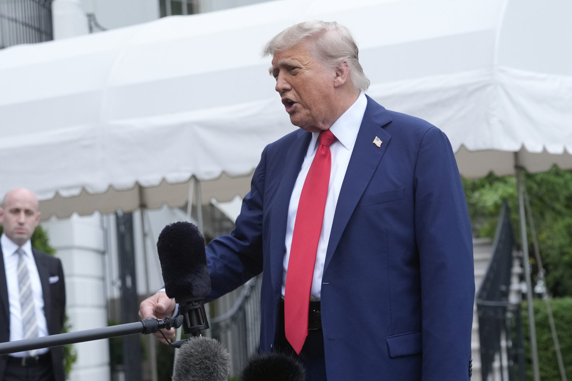 Trump afirma que Estados Unidos interceptó un barco con drogas procedente de Venezuela.