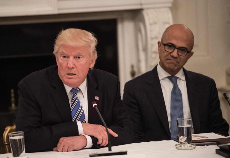 Trump exige que Microsoft despida a una ejecutiva tras ser señalada por una influencer ultraderechista