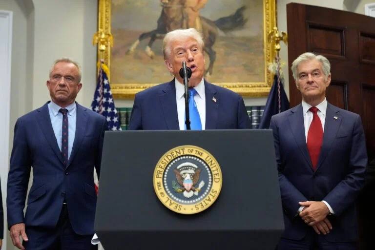 Trump limita uso de Tylenol y lo vincula como causante de autismo pese a críticas médicas