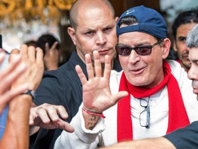 Vida y escándalos de Charlie Sheen a los 60