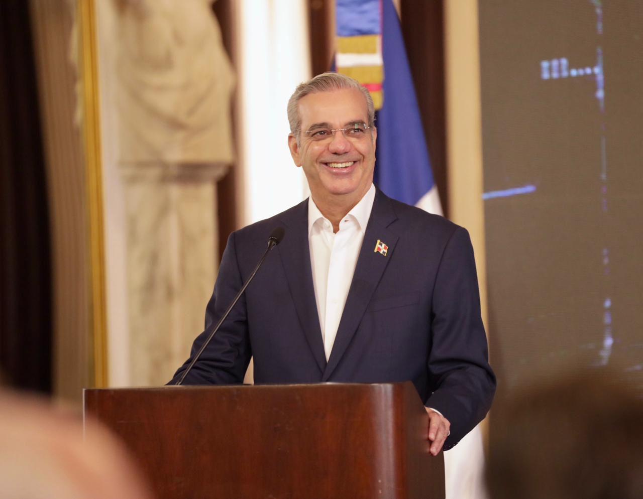 Abinader revela que escribe sus memorias y explicará motivos de impulsar reforma constitucional