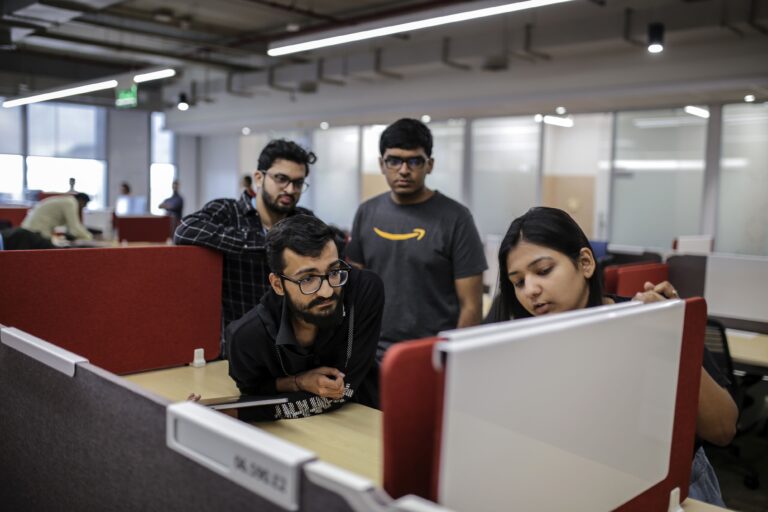 Amazon inicia los mayores recortes de empleo de su historia