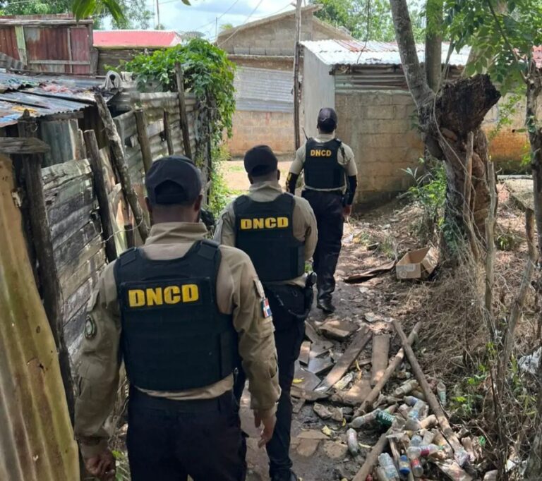 Autoridades arrestan dos hombres en Azua y ocupan más de 7 kg de presunta cocaína