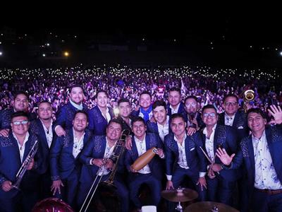 Banda de cumbia da concierto con chalecos antibalas en el escenario
