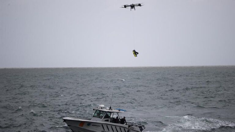 Condiciones marítimas dificultan búsqueda de adolescente desaparecido en el mar Caribe