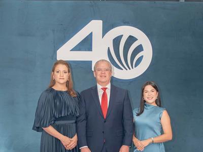 Cruz-Ayala celebra su 40 aniversario en Santiago