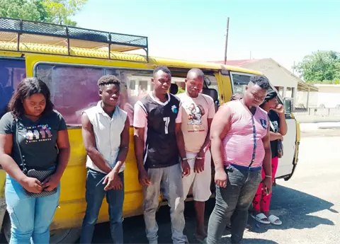 Detienen a nacional haitiano que transportaba extranjeros en una miniván en Dajabón