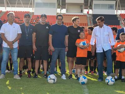 Diego Forlán en República Dominicana: clínica de fútbol