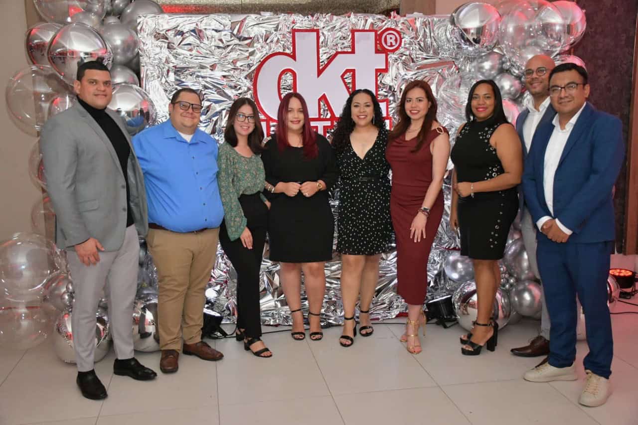 Denisse Beltrán junto al equipo de mercadeo de DKT Latam Norte.