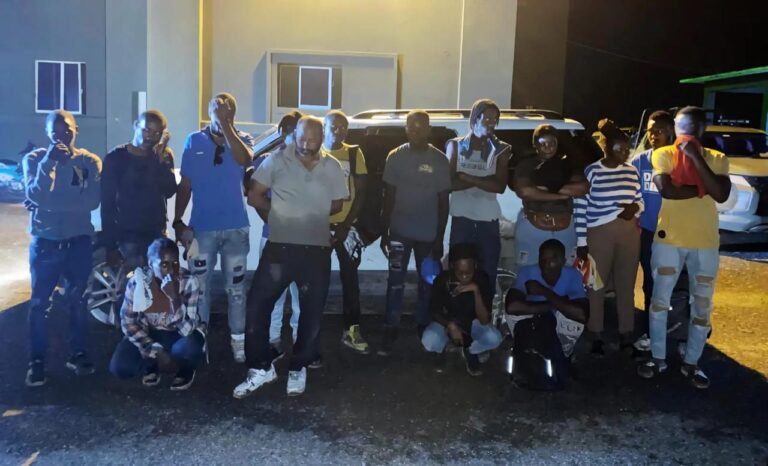 Ejército detiene conductor de jeepeta con 18 haitianos indocumentados en Villa Vásquez