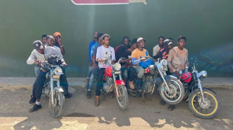 Ejército intercepta motocicletas con 25 haitianos indocumentados en operativos realizados en Dajabón y Valverde
