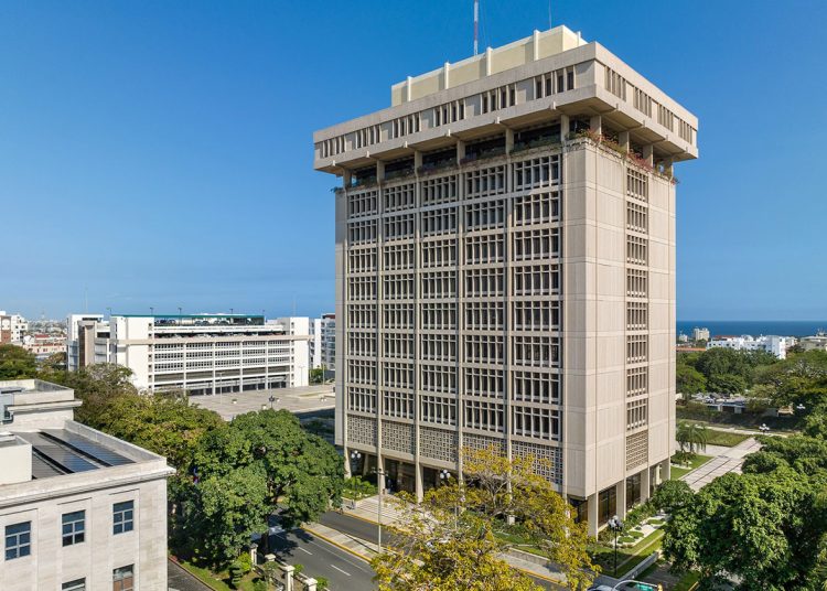 El Banco Central reduce la tasa de política monetaria debido al bajo crecimiento económico.