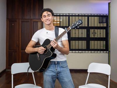 El cantautor de 24 años que conquistó DGT con una canción sanadora