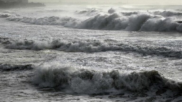 El COE emite restricción para pequeñas embarcaciones en la costa Atlántica por oleaje anormal