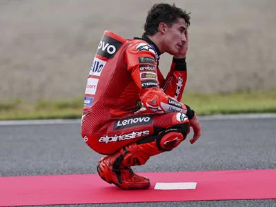 El piloto Marc Márquez operado del hombro derecho