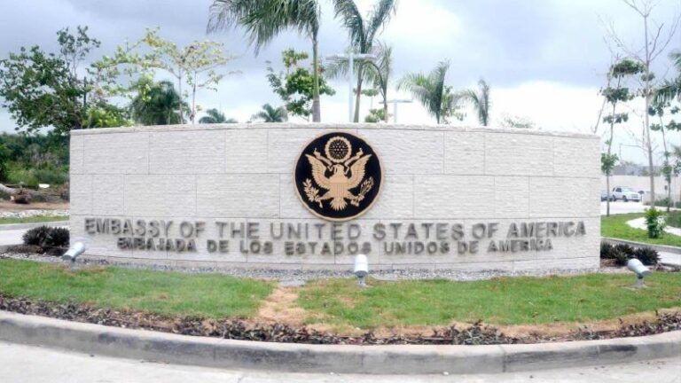 Embajada de EE. UU. en RD pide no llamar para consultar si su visa fue cancelada
