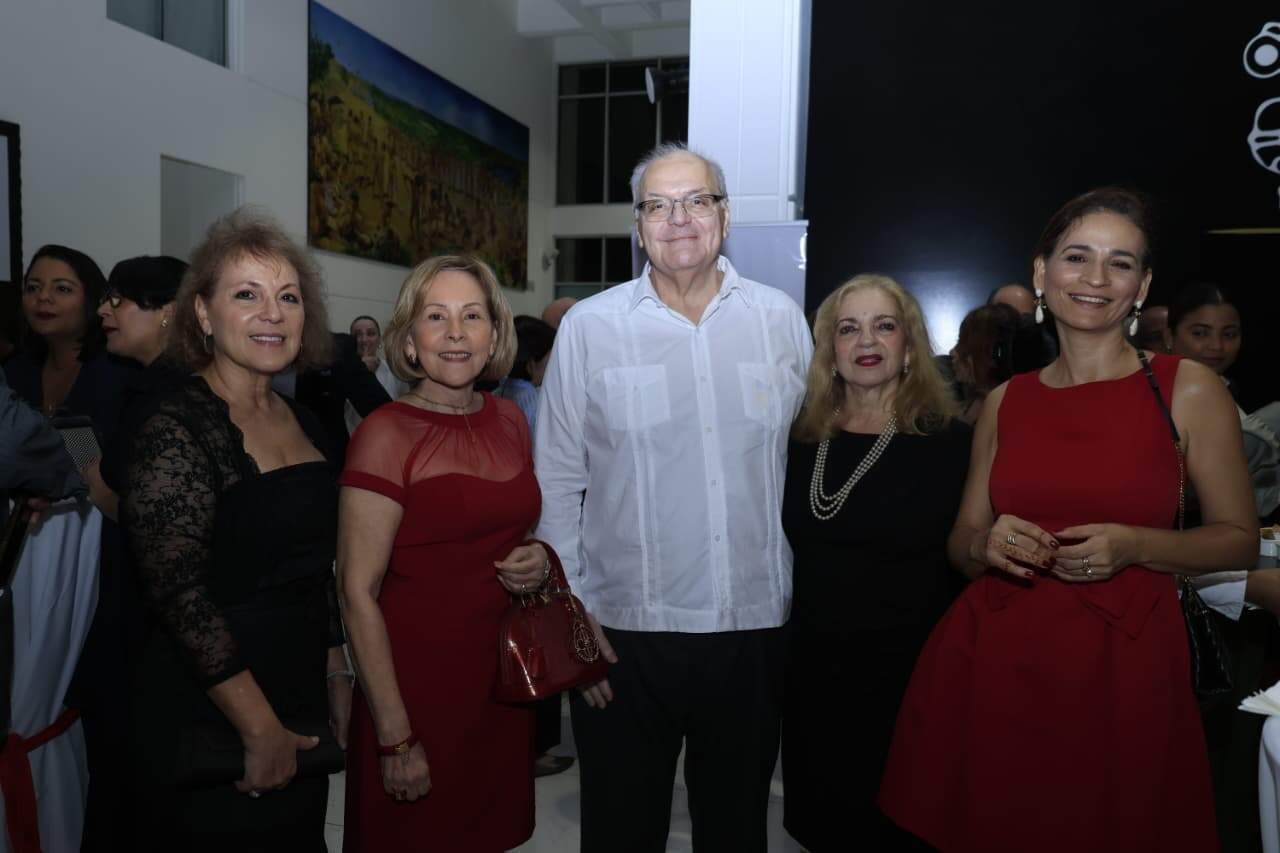 Fe Holguín, Armidis Galán,  Enrique Luis Insfrán (Embajador de Paraguay) Marianela Fernández y Amelia Ortiz.