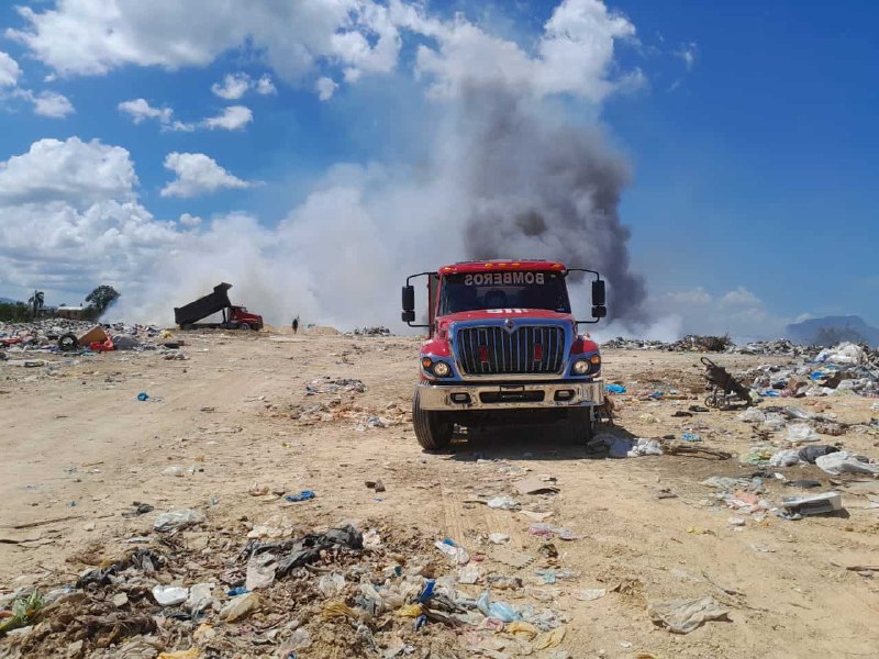 Fuego afecta vertedero de Sosúa y provoca densa humareda visible a kilómetros