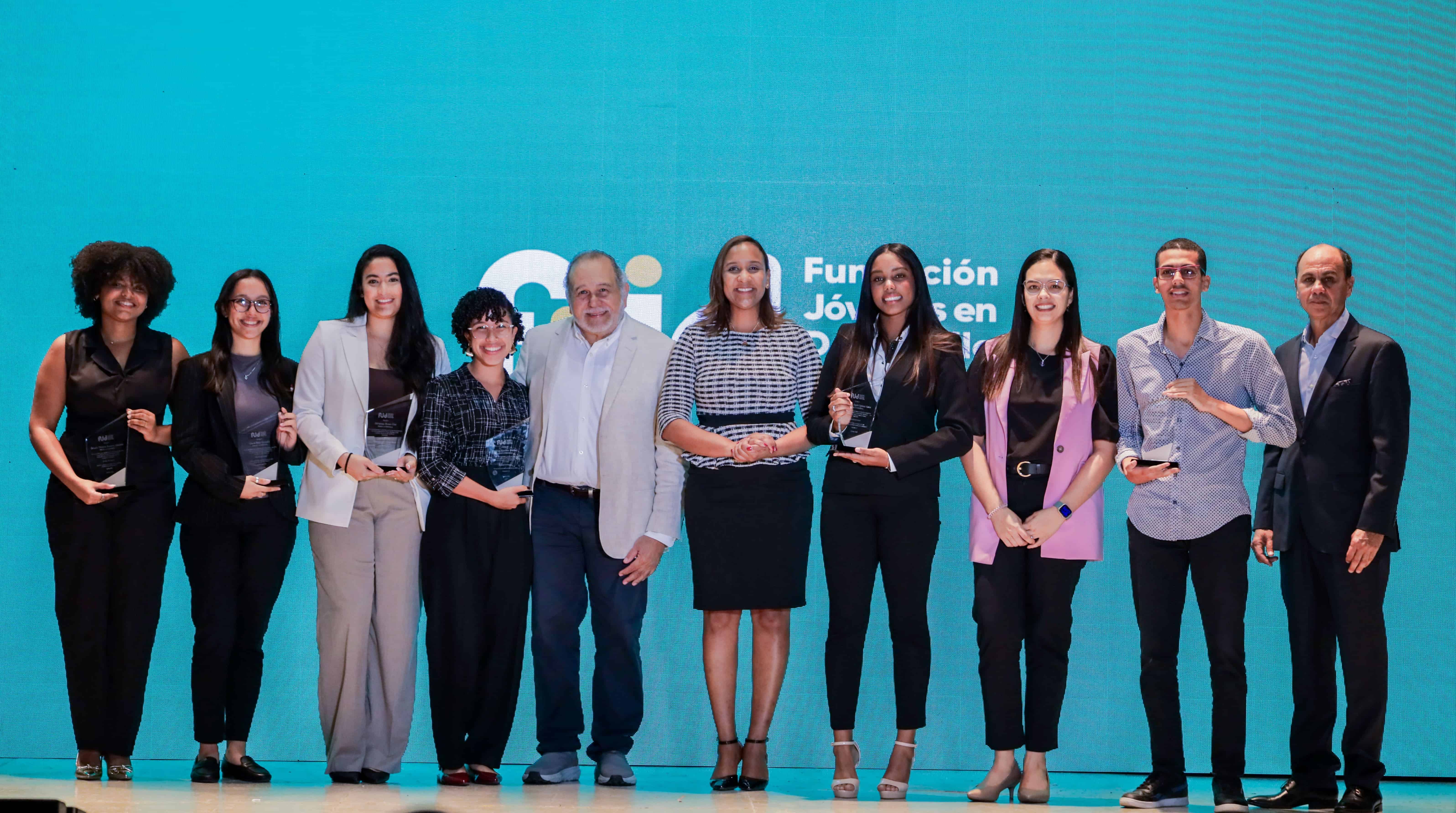 Estudiantes reconocidos por la Fundación Jóvenes en Desarrollo.