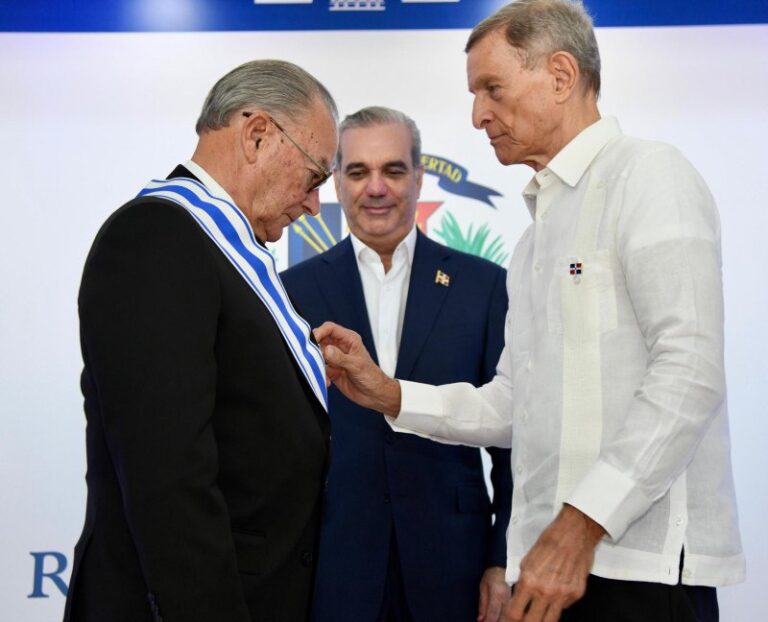 Gobierno condecora a Frank Rainieri con la Orden al Mérito de Duarte, Sánchez y Mella