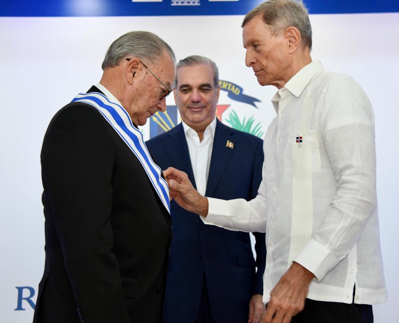 Gobierno condecora a Frank Rainieri con la Orden al Mérito de Duarte, Sánchez y Mella