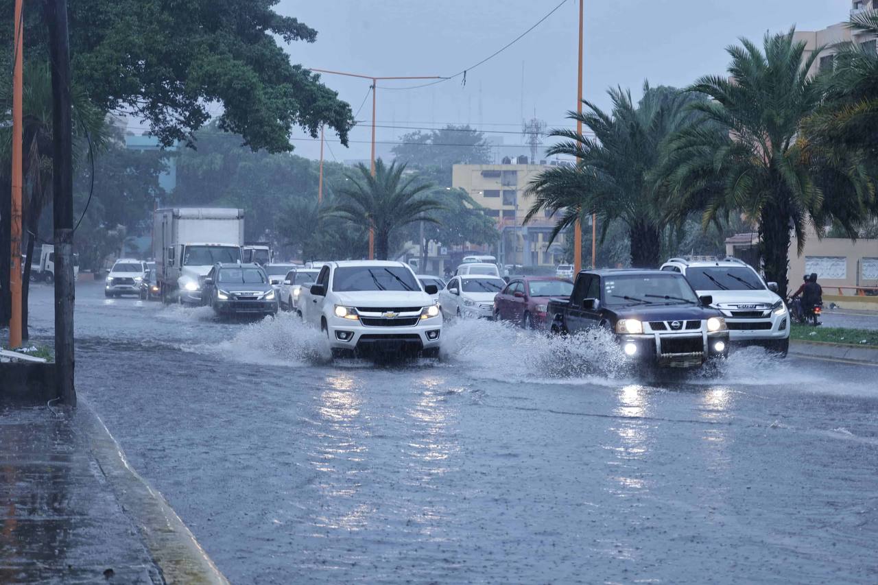 Gobierno suspende docencia y reduce jornada laboral este miércoles por avance de la tormenta Melissa