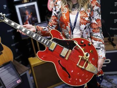 Guitarra de la ruptura de Oasis se vendió por 386,000 dólares