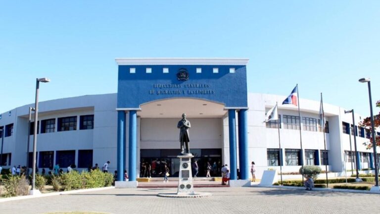 Haitiano cae de segundo piso durante operativo de migración