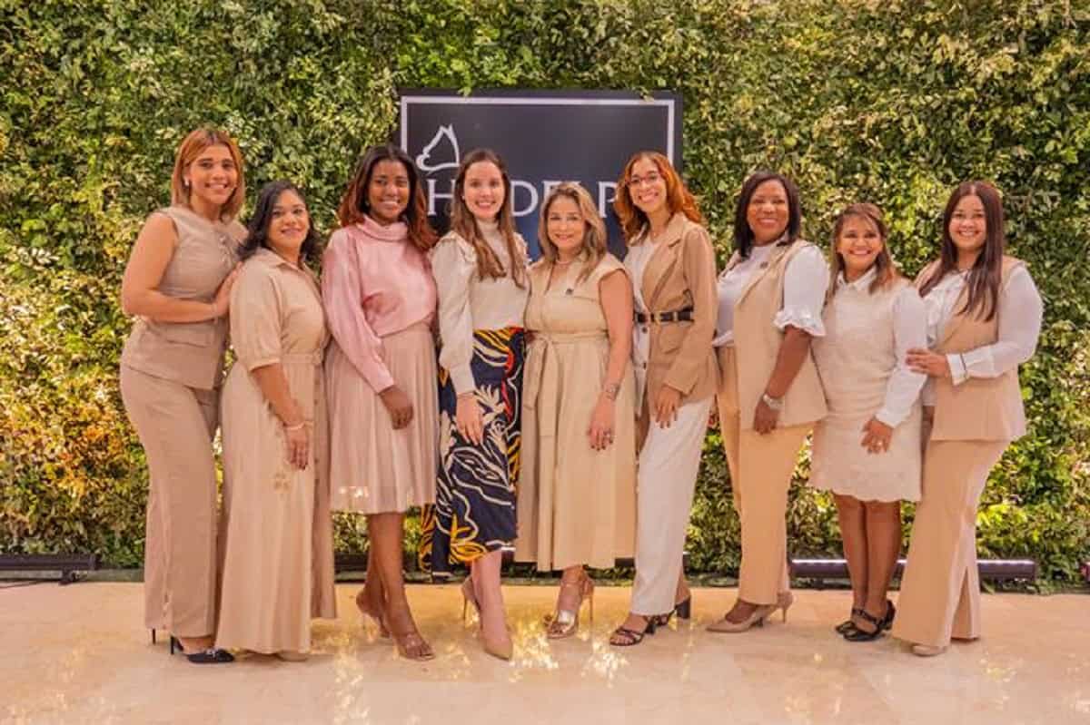 Jessica Aja con el equipo de ventas y banquetes de la cadena hotelera. 