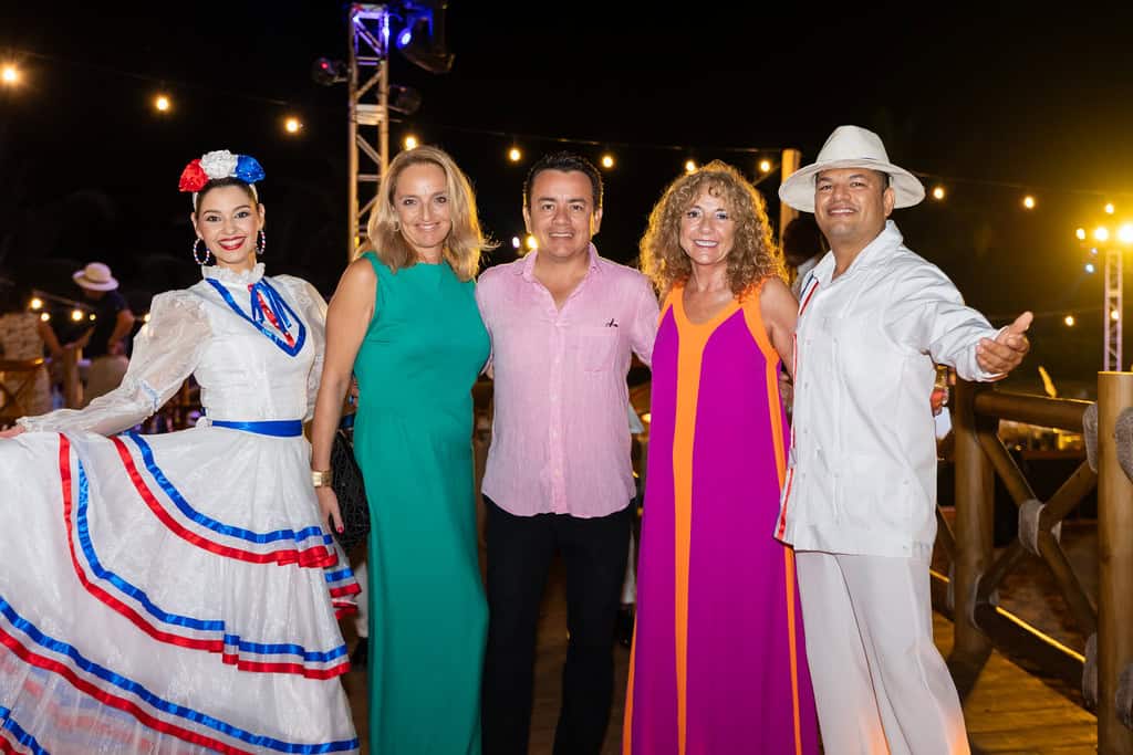 Michelle Ellis y Mireya Orrente de Flight Centre Travel Group.