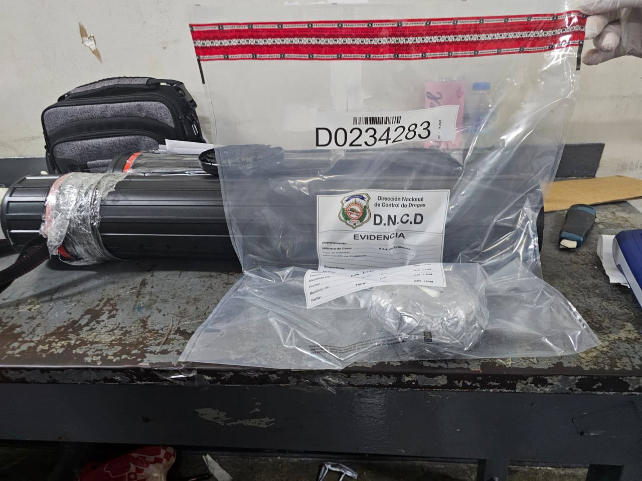 Incautan cocaína camuflada en productos de belleza y en porta planos en el AILA