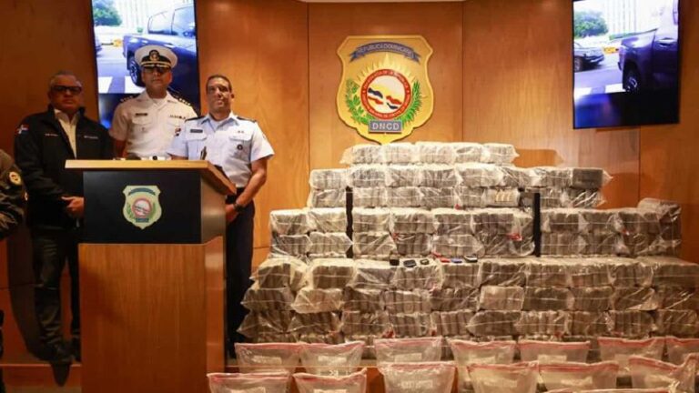 Interceptan lancha en Baní con 650 paquetes de droga; dos dominicanos detenidos