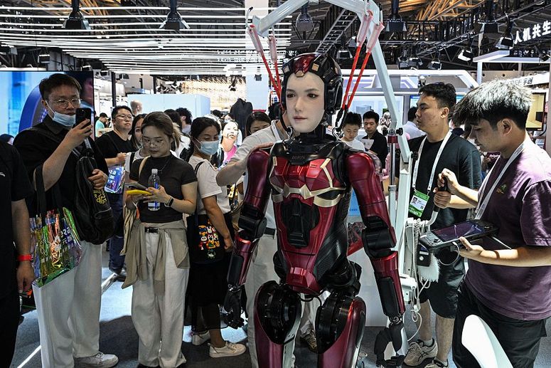 robot en conferencia