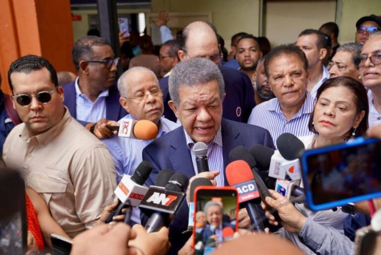 Leonel Fernández dice Gobierno está en "caída libre"