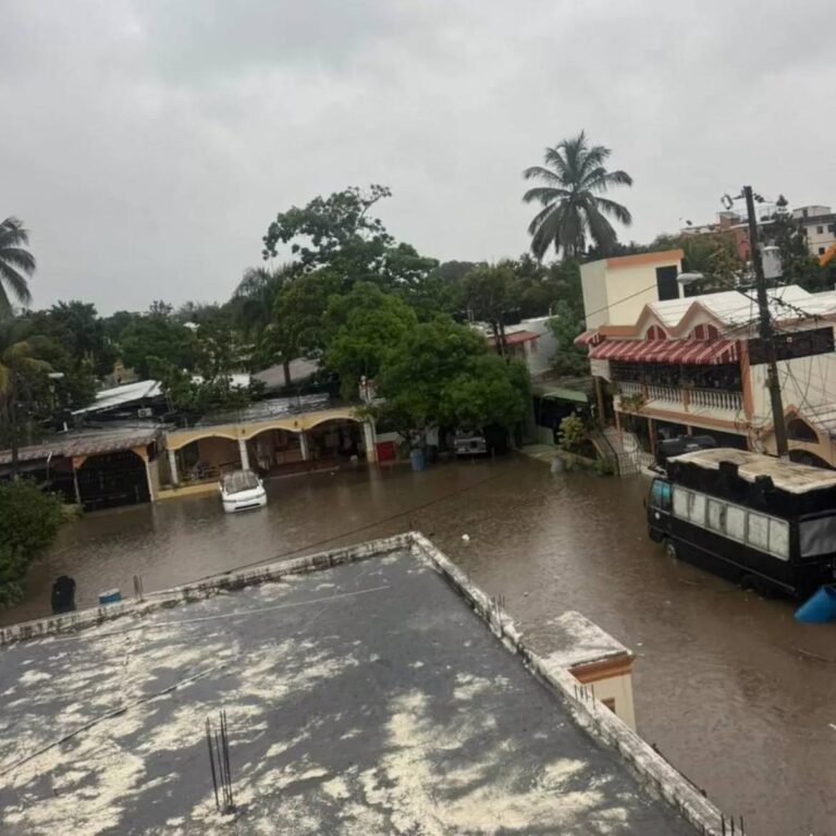 Lluvias se intensifican en las últimas horas y aumentan las inundaciones en Gran Santo Domingo