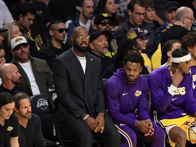 Los Lakers resienten la falta de LeBron en derrota ante Warriors