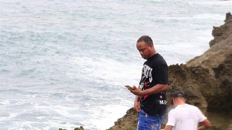 Menor que salió de Los Mameyes junto a otros niños habría sido arrastrado por una ola en la Avenida España
