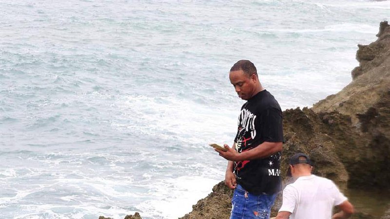 Menor que salió de Los Mameyes junto a otros niños habría sido arrastrado por una ola en la Avenida España