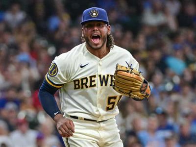MLB: Freddy Peralta logra triunfo de Milwaukee y Chourio lesionado