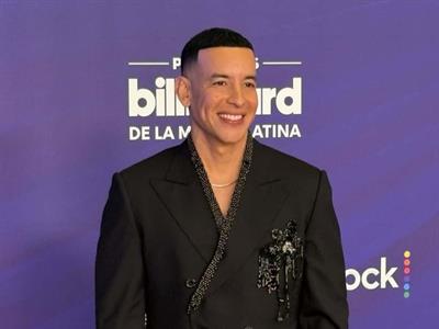 Moda contrastante y multicolor brilla en los Latin Billboard 2025