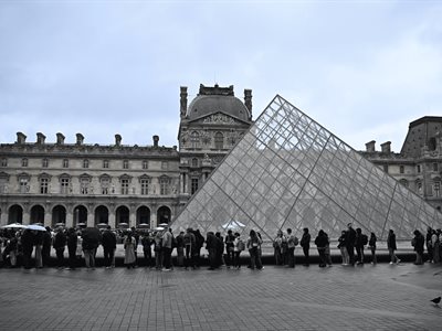 Ocho minutos del espectacular robo de joyas del Museo del Louvre