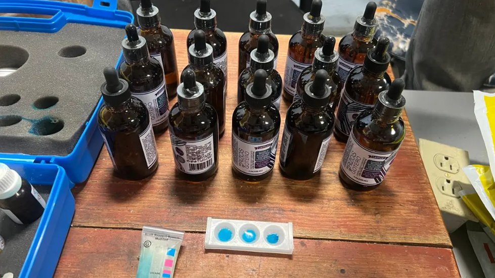 Ocupan 15 frascos de goteros para el pelo llenos de cocaína líquida